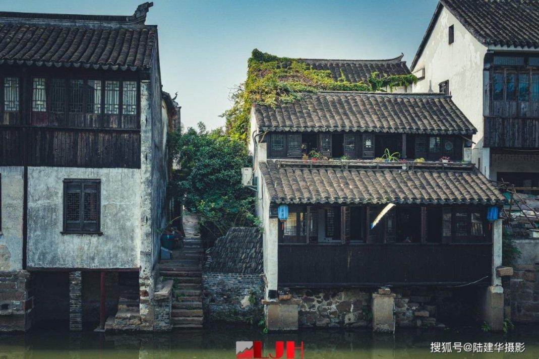 伤员被转运至医院 接线人员：伤者都比较年轻 均在急诊室救治